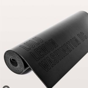 Lululemon yoga mat black